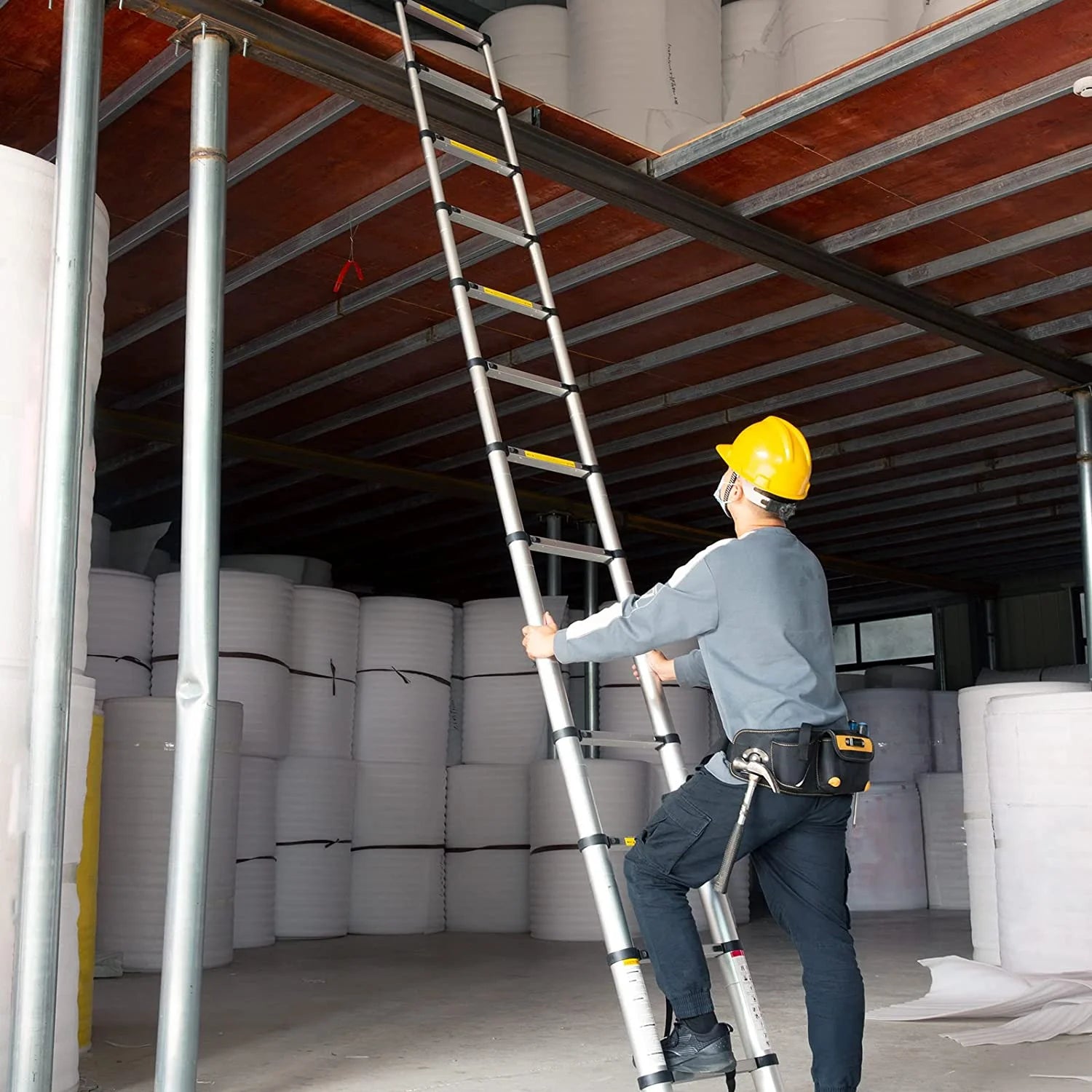 Telescoping Aluminum Extension Ladder, 330lbs Max Capacity M466